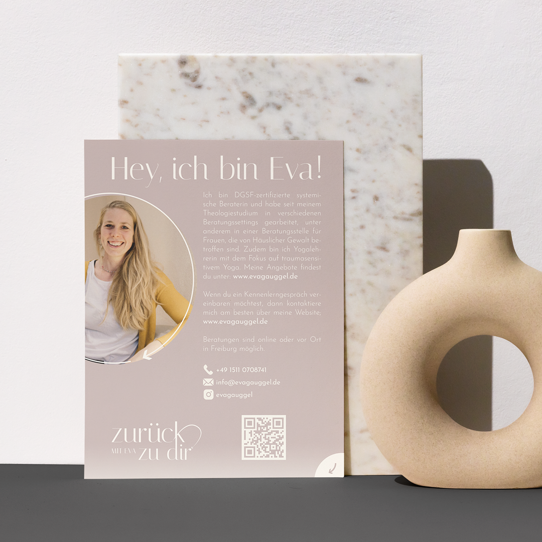 Zu sehen sind Flyer für Eva Gauggel, welche Yoga und Systemische Beratung anbietet.