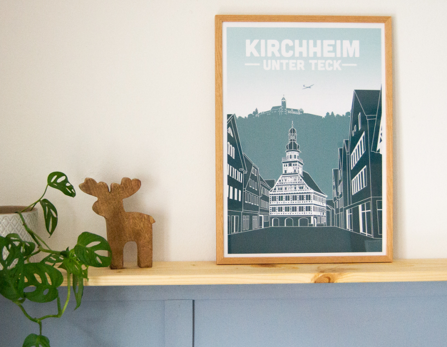 Gezeigt wird ein illustriertes Poster von der Stadt Kirchheim unter Teck. zu sehen ist der Rathausturm.